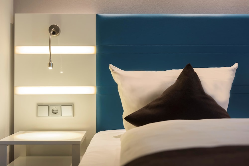 Standard Room, 1 Queen Bed - Photo 2