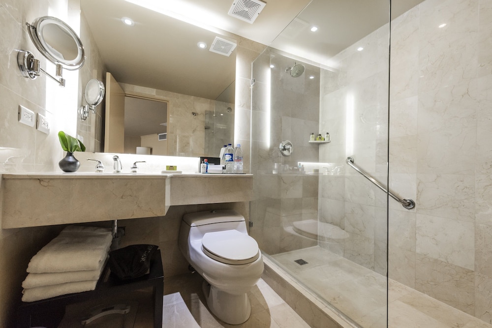 Suite, 1 Bedroom - Photo 4