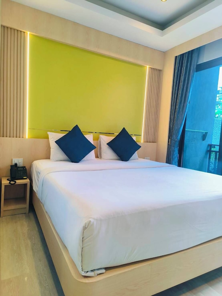 Superior Double Room with Pool View photo 2