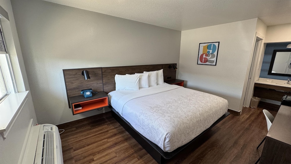 Deluxe Room, 1 King Bed, Non Smoking photo 2