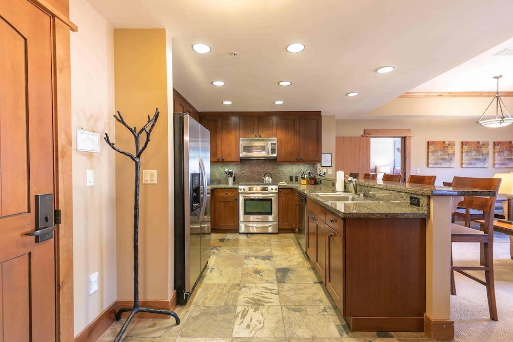 2 Bedroom - Catamount Lodge 301 photo 3