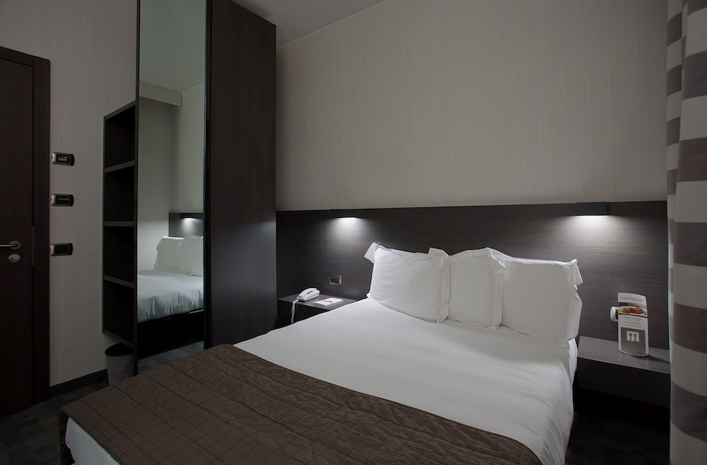 Standard Double Room (Small) - Photo 3