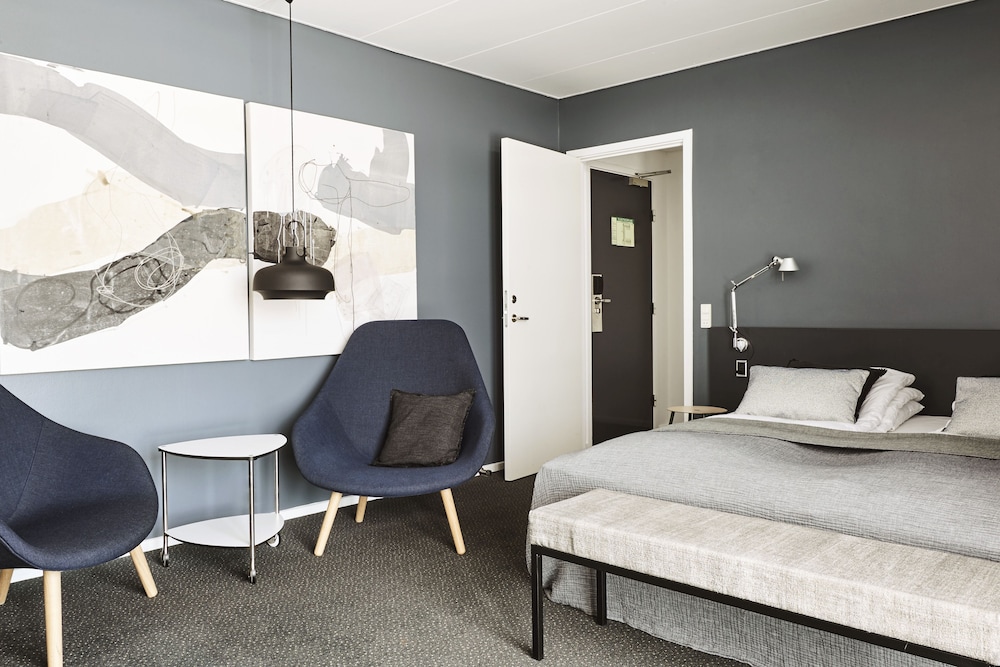 Family Room, 2 Bedrooms - Photo 1