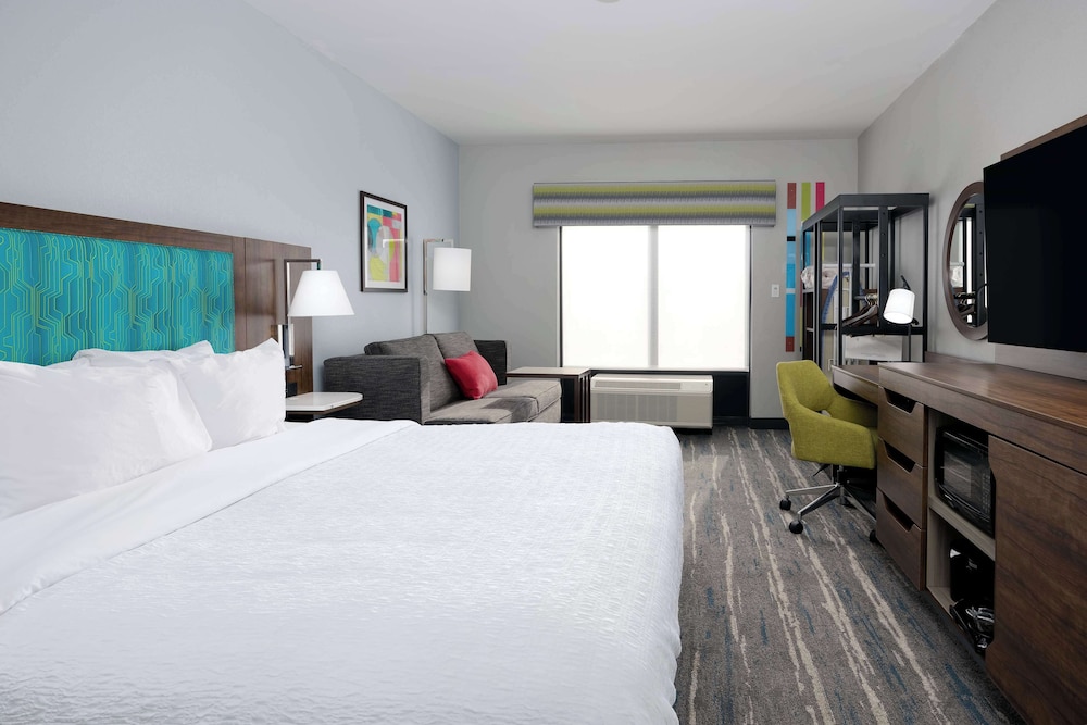 Room, 1 King Bed, Non Smoking (Drinks & Snacks)