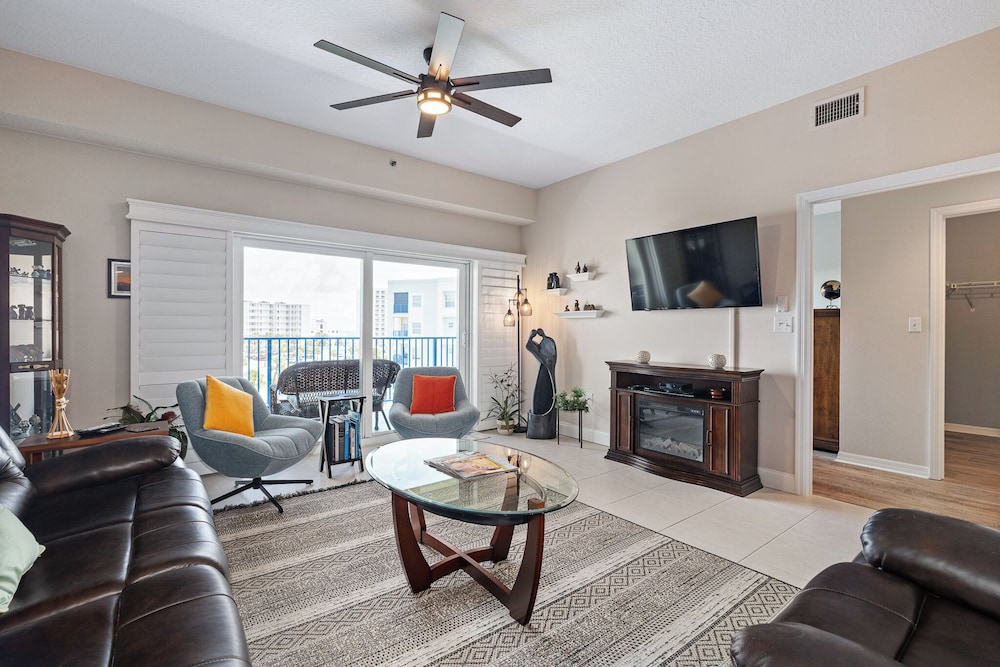 Sunny 3BR Condo Steps to Beach Pool NSB FL, 사진 43