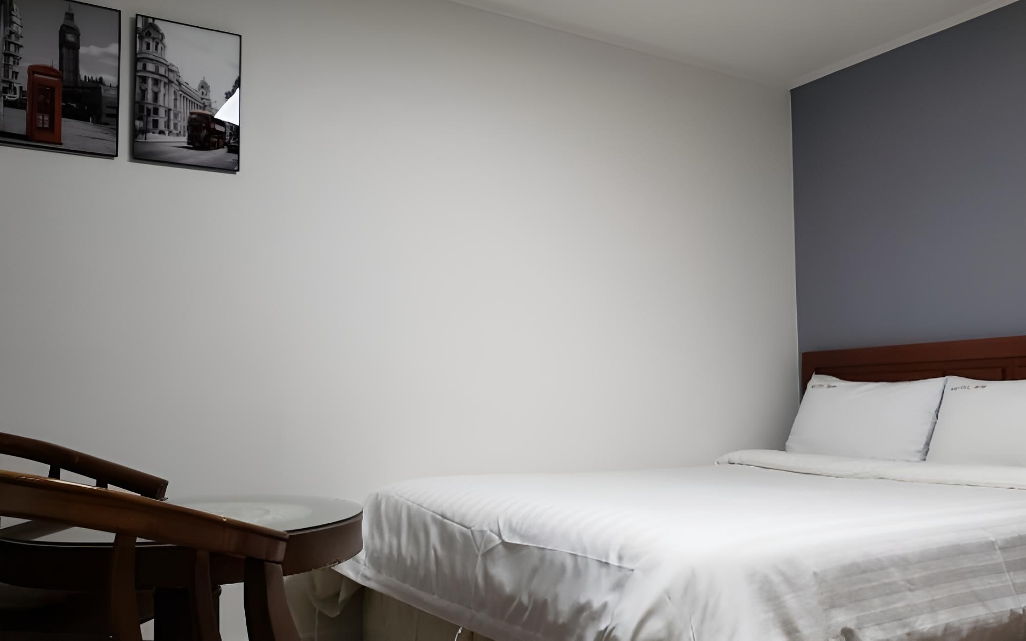 Room (Standard Room) - Photo 9