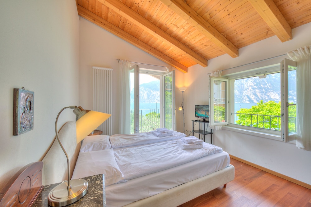 Family Villa, Multiple Bedrooms, 2 Bathrooms, Lakeside (Villa Il Paradiso Di Gabri) photo 3