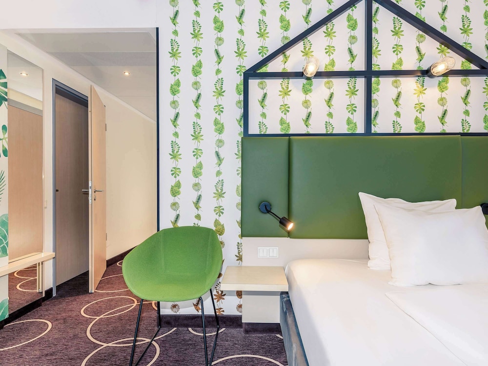 Standard Room, 1 Queen Bed - Photo 8