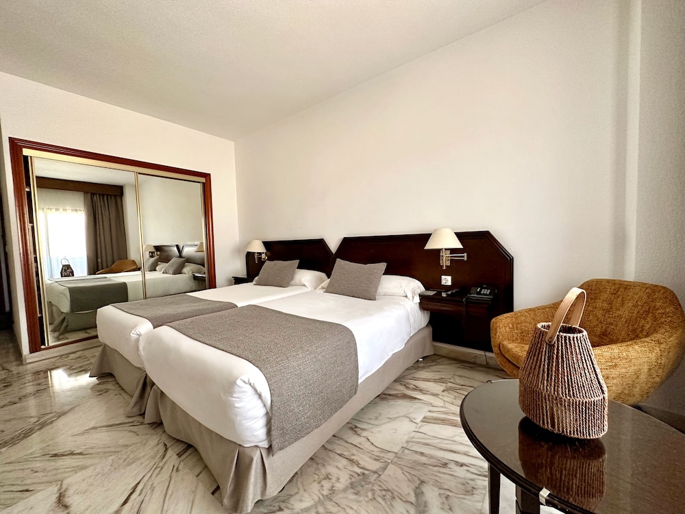 Twin Room (1 adult)