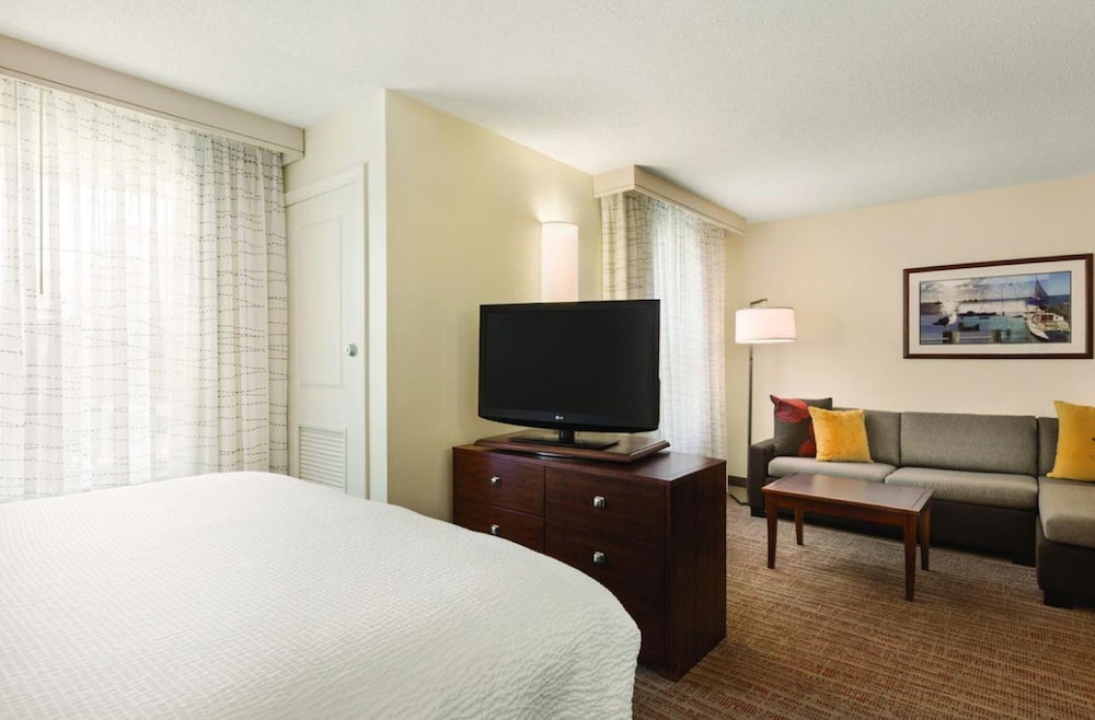 Studio, 1 King Bed with Sofa bed (Mobility/Hearing Accessible, Tub) photo 3