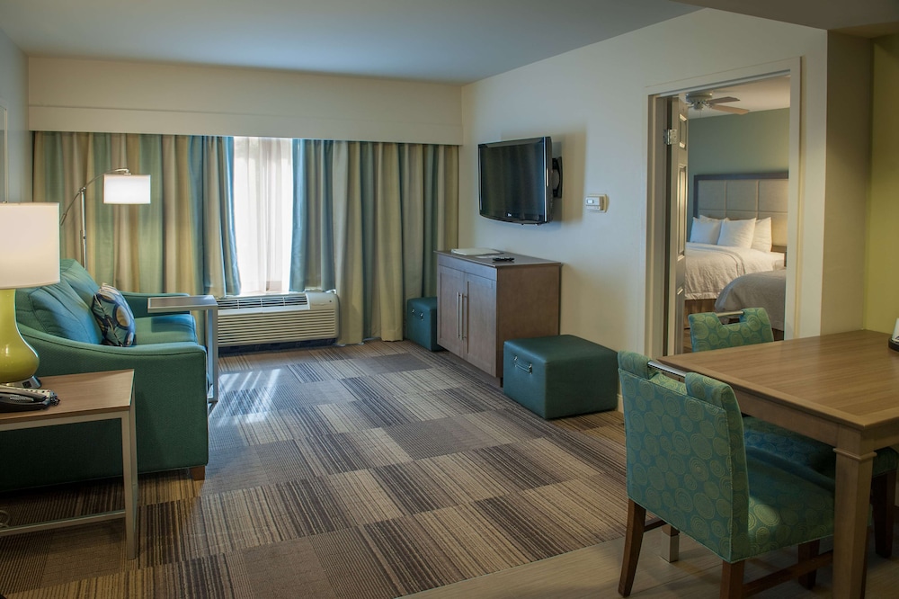Suite, two queen beds, sofa bed, wet bar - Photo 2