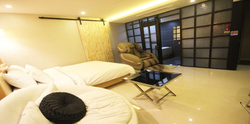 Suite (Massage Chair) photo 3