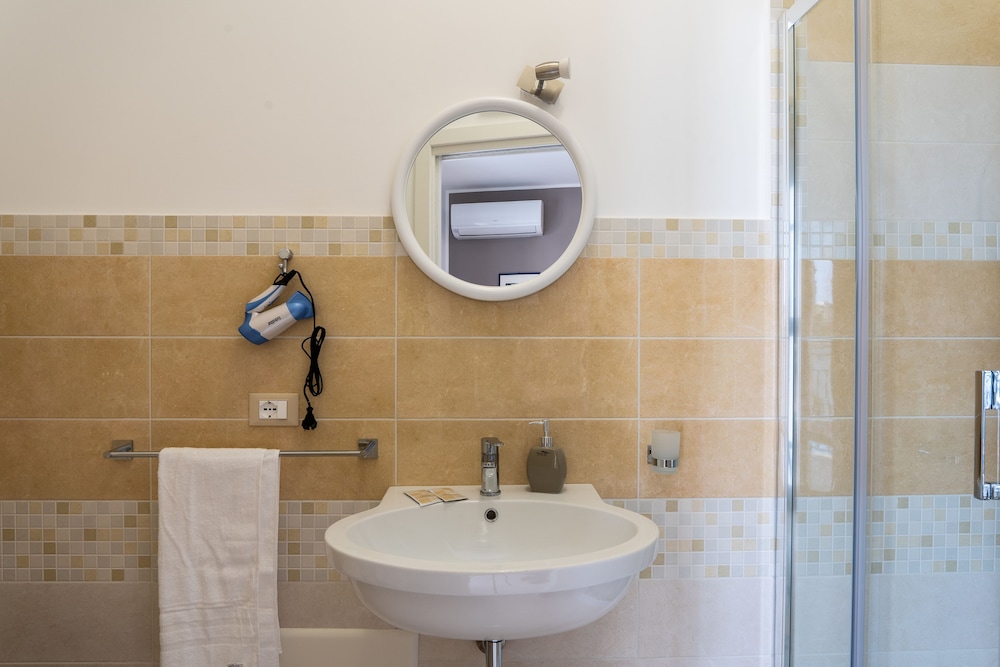 Classic Double Room, 1 Queen Bed, Sea View photo 2