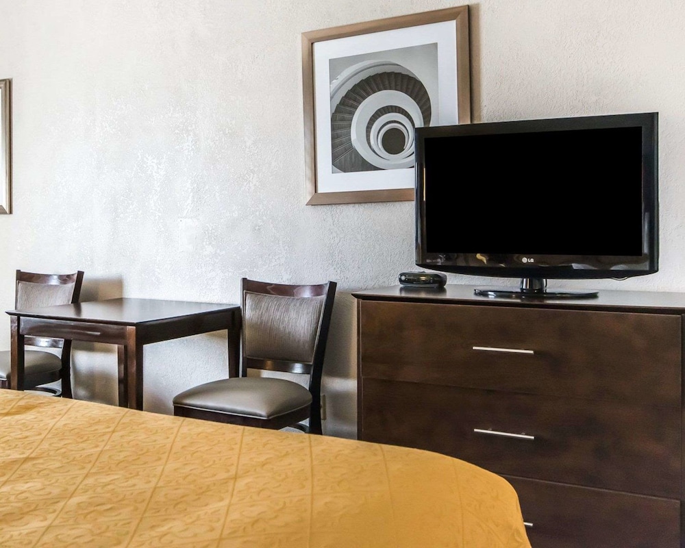 Double Room, 2 Double Beds, Non Smoking, Jetted Tub - Photo 1