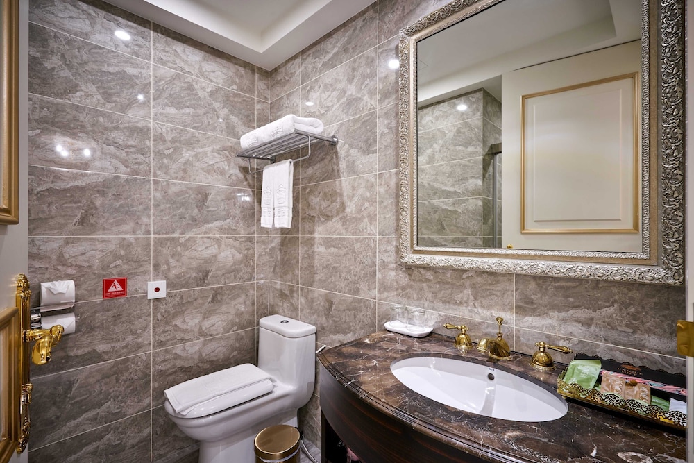 Premium Double Room, 1 King Bed, Non Smoking, Mountain View - Photo 6