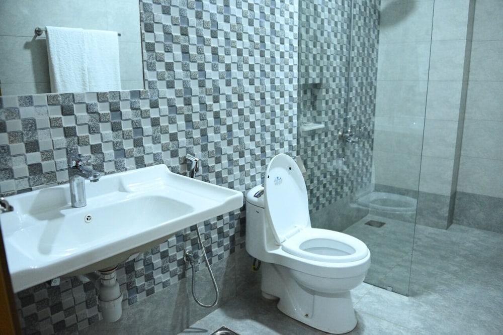 Basic Single Room - Photo 6