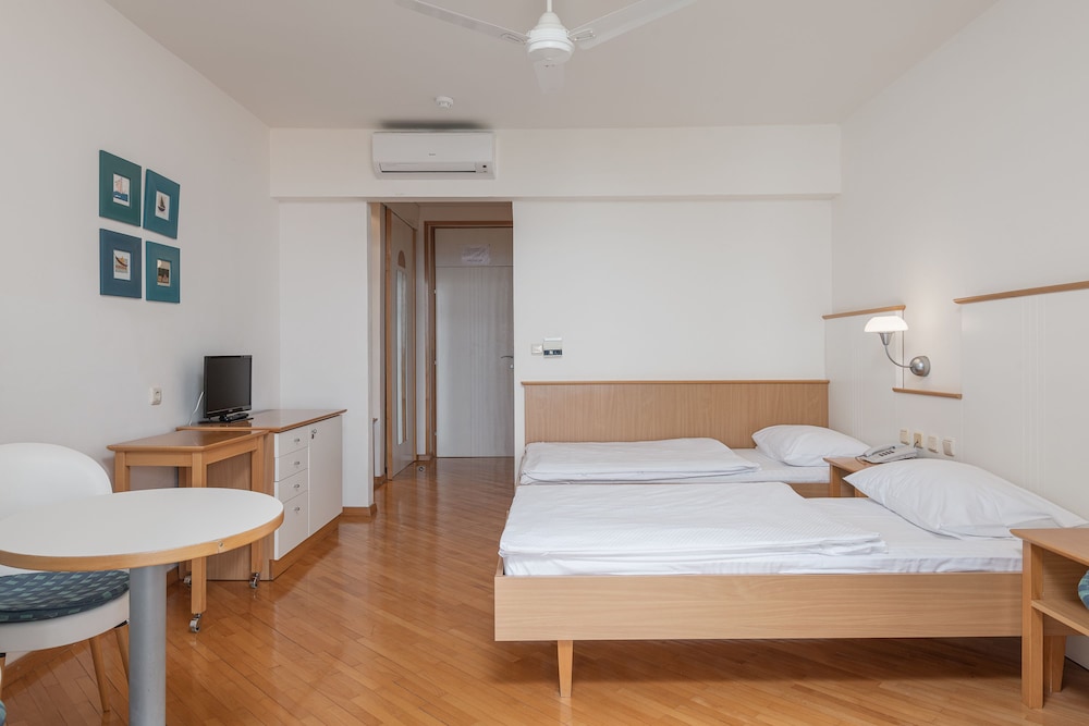 Basic Twin Room, Balcony, Partial Sea View - Photo 2