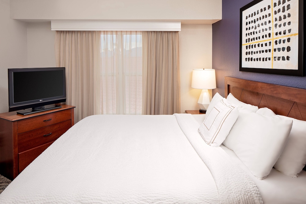 Suite, 1 Bedroom (Mobility/Hearing Access, Roll-In Shwr) photo 3