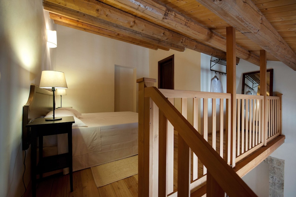 Junior Suite, 1 Queen Bed, Non Smoking (with Sofabed) photo 3