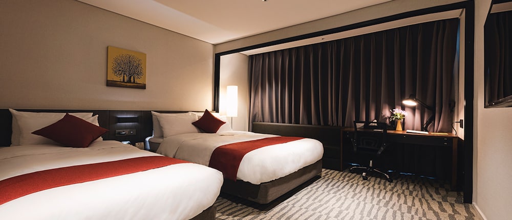 Standard Room, Multiple Beds, Non Smoking - Photo 10