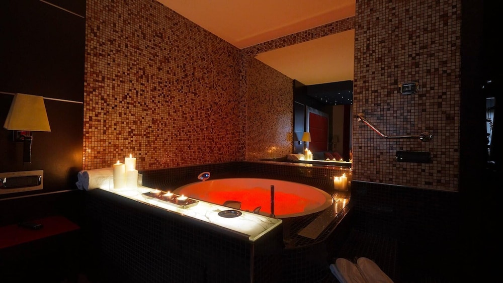 Suite, Hot Tub - Photo 7