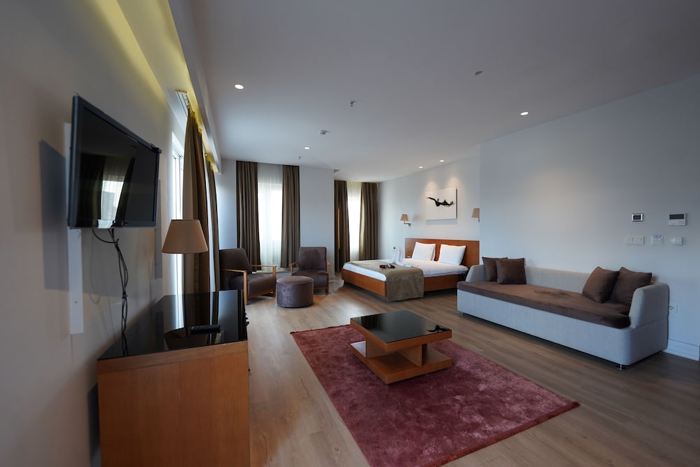 King Suite with Balcony photo 1