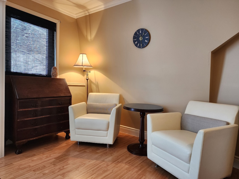 Deluxe Room, 1 King Bed, Private Bathroom photo 2