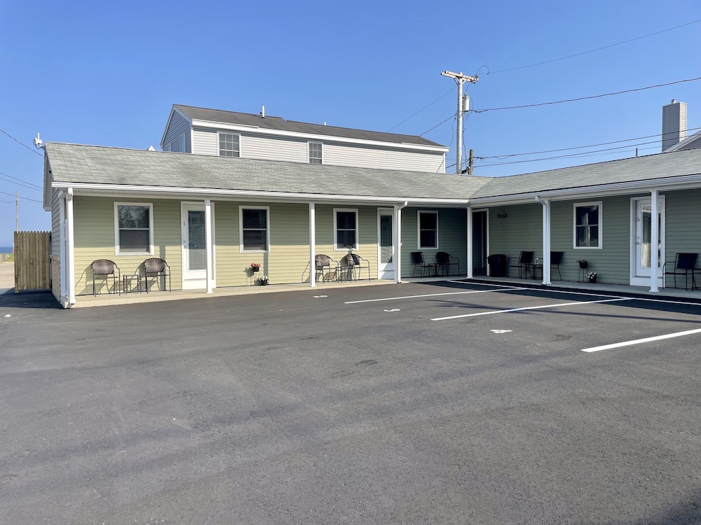 Motel #8 – Single room with refrigerator, microwave & coffeemaker photo 3