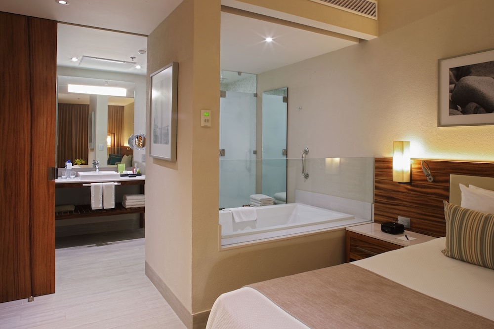 Deluxe Suite, 1 King Bed with Sofa Bed, Oceanfront - Photo 4