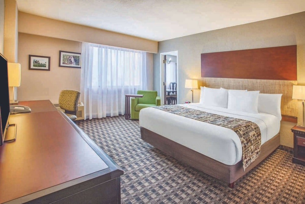 Junior Suite, 1 King Bed, Non Smoking photo 1