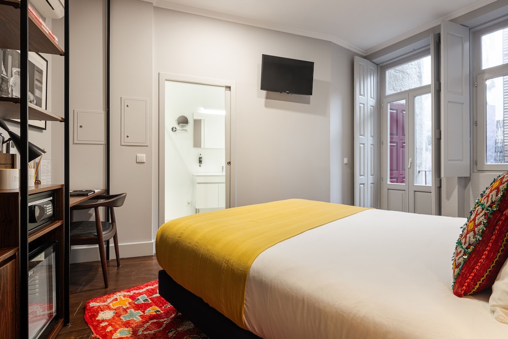 Deluxe Double Room with Balcony thumbnail 5