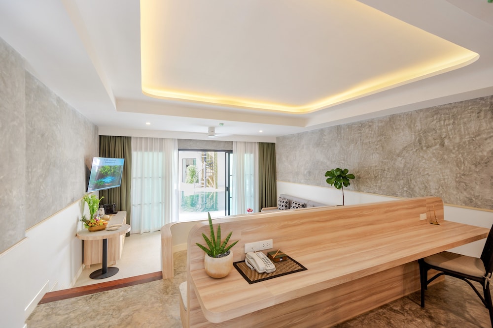 Executive Studio Suite, 1 King Bed, Balcony, Pool View photo 3