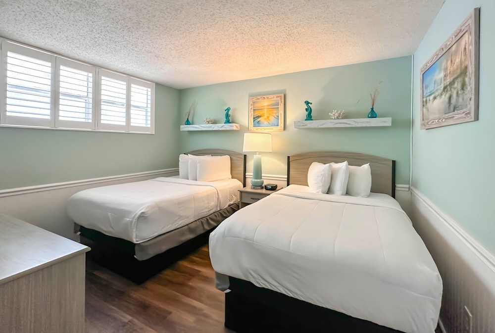 Suite, Courtyard View, Poolside (2nd Floor) photo 2