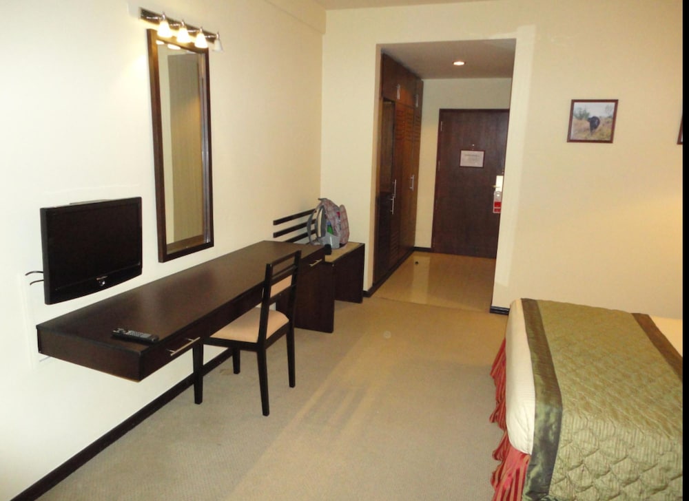 Standard Room, 1 Queen Bed photo 2