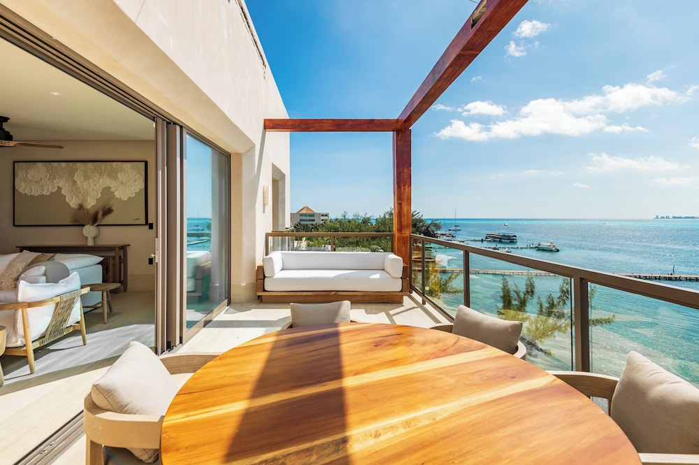 Luxury Apartment, 3 Bedrooms, Sea View, Oceanfront