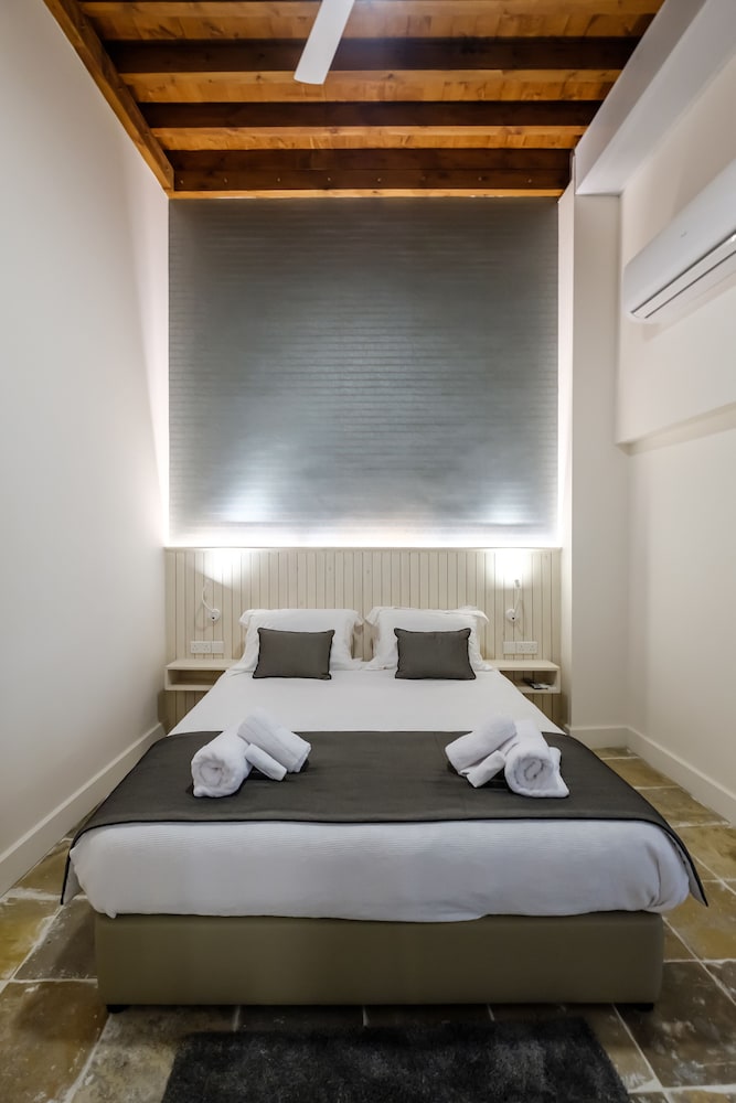 Basic Double Room, 1 Queen Bed, Non Smoking, City View photo 2