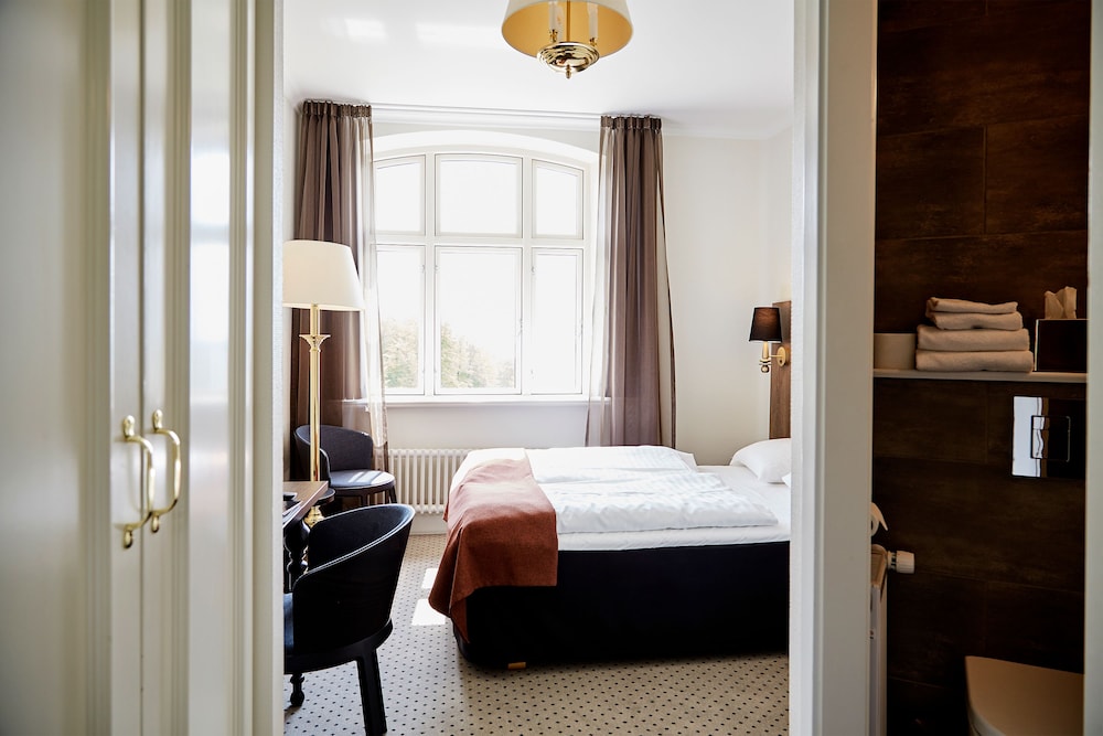 Economy Double Room (Main Building - Bed 140 cm)
