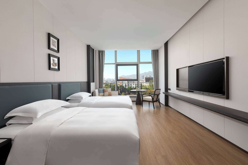 Deluxe Room, Multiple Beds, Non Smoking (Family)
