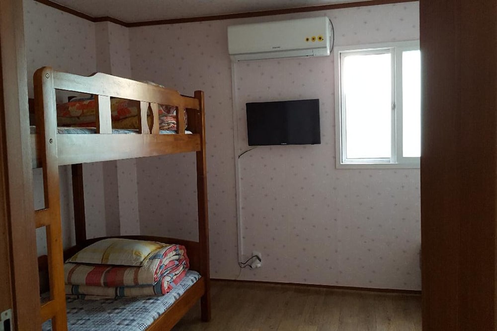 Room (Room 103 bunk bed)