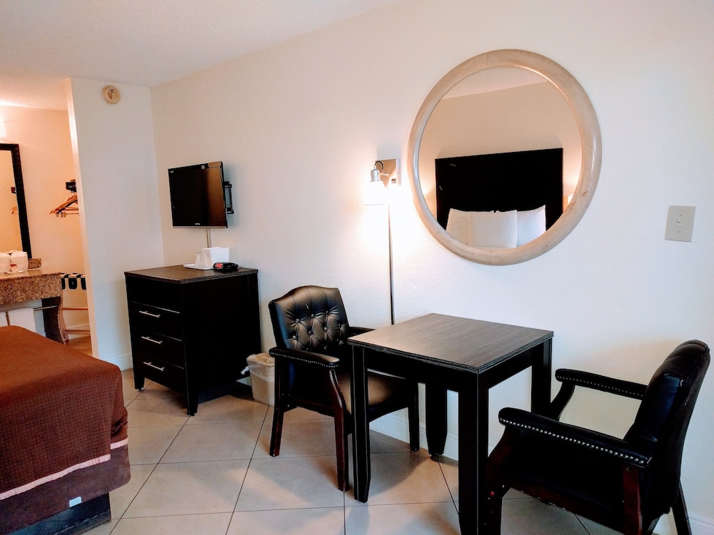 Standard Room, 1 King Bed, Non Smoking - Photo 6