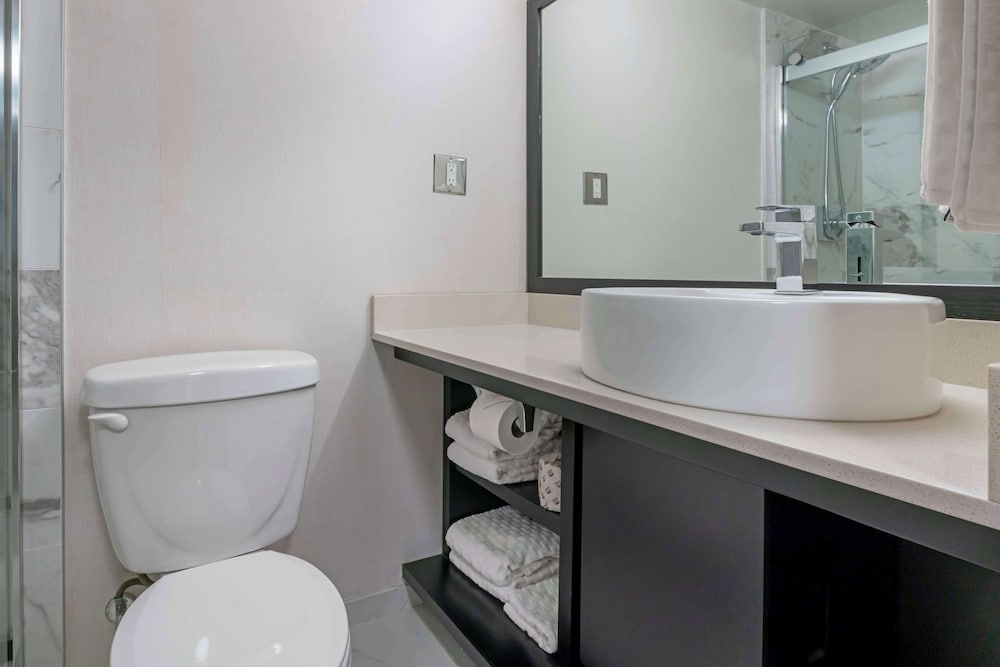 Standard Room, 1 King Bed, Non Smoking, City View - Photo 8
