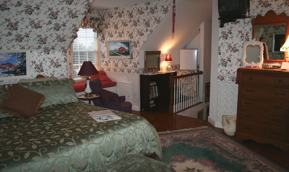 Executive Studio Suite, 1 King Bed with Sofa bed, Ensuite, Lake View Pet Friendly (Captains Quarters photo 3