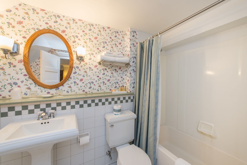 Basic Room, 1 Queen Bed - Photo 4