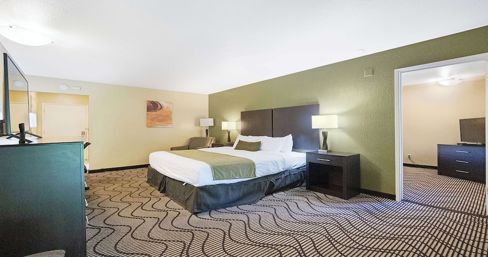Suite, 2 Queen Beds, Non Smoking, Refrigerator & Microwave - Photo 12