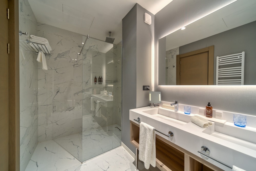 Regency, Suite, 1 King Bed, Hot Tub, Sea View - Photo 7