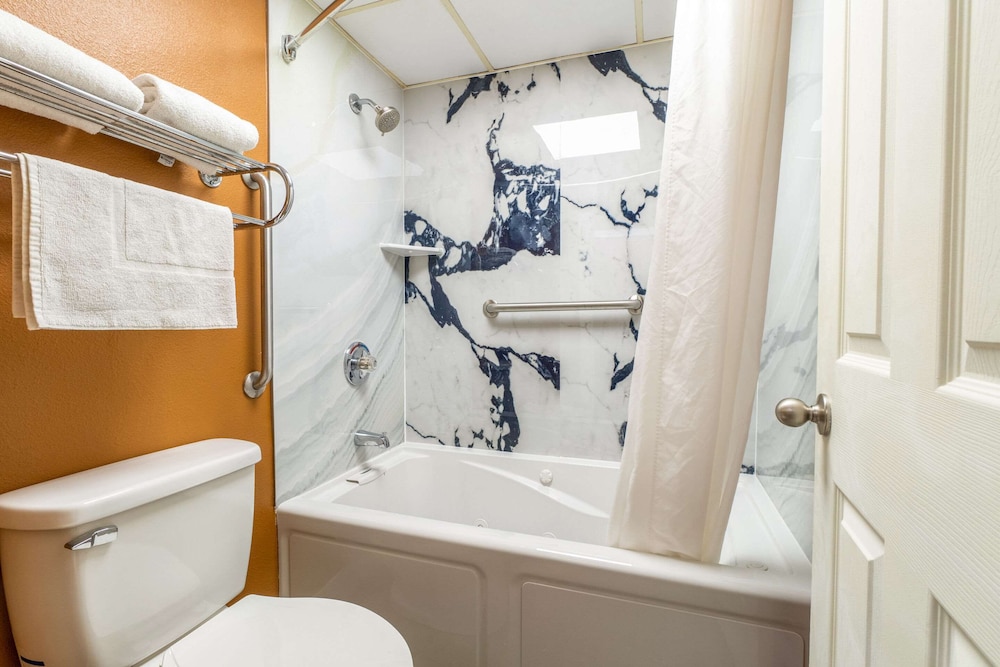 Suite, 1 King Bed, Non Smoking (Upgrade) - Photo 3
