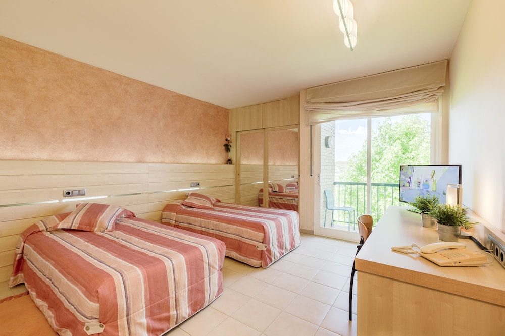 Standard Double or Twin Room photo 3
