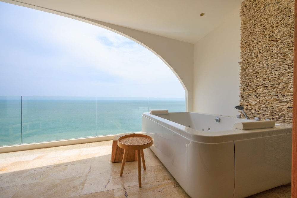 Executive Suite - Photo 8