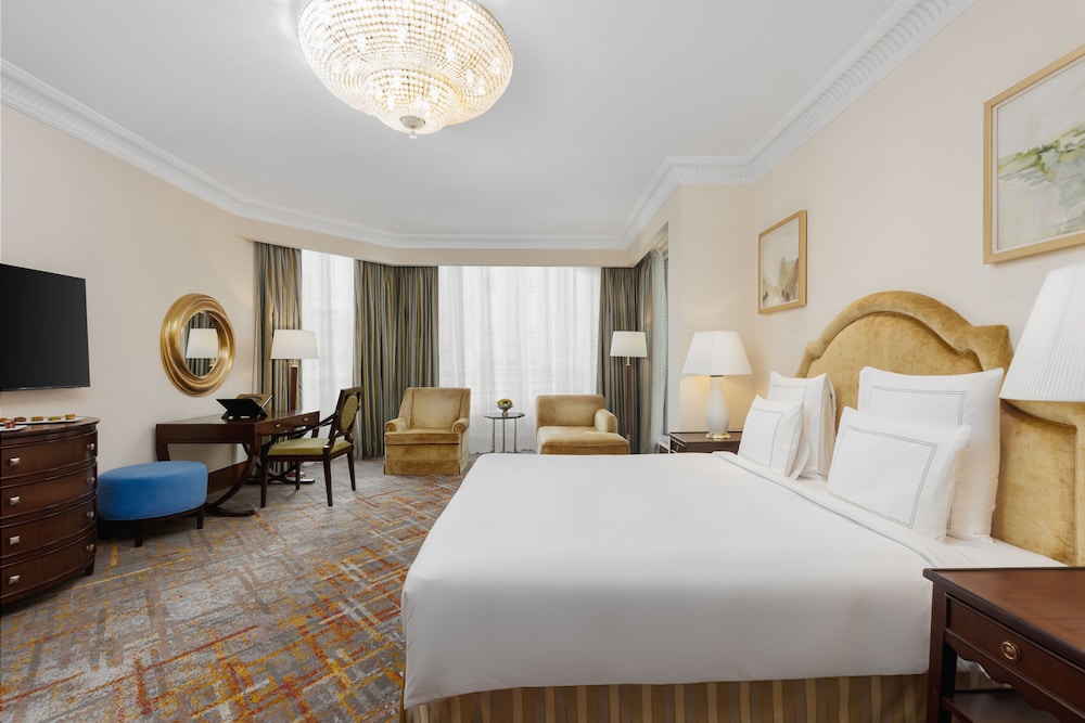 Executive Suite, 1 King Bed (No View) thumbnail 6
