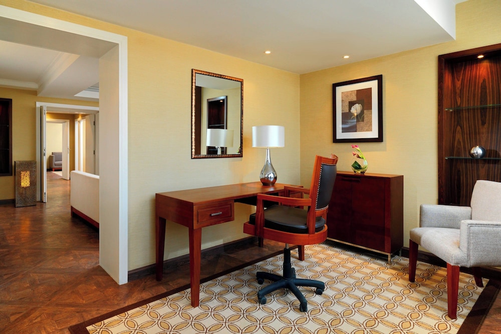 Club Suite, 1 King Bed - Photo 5